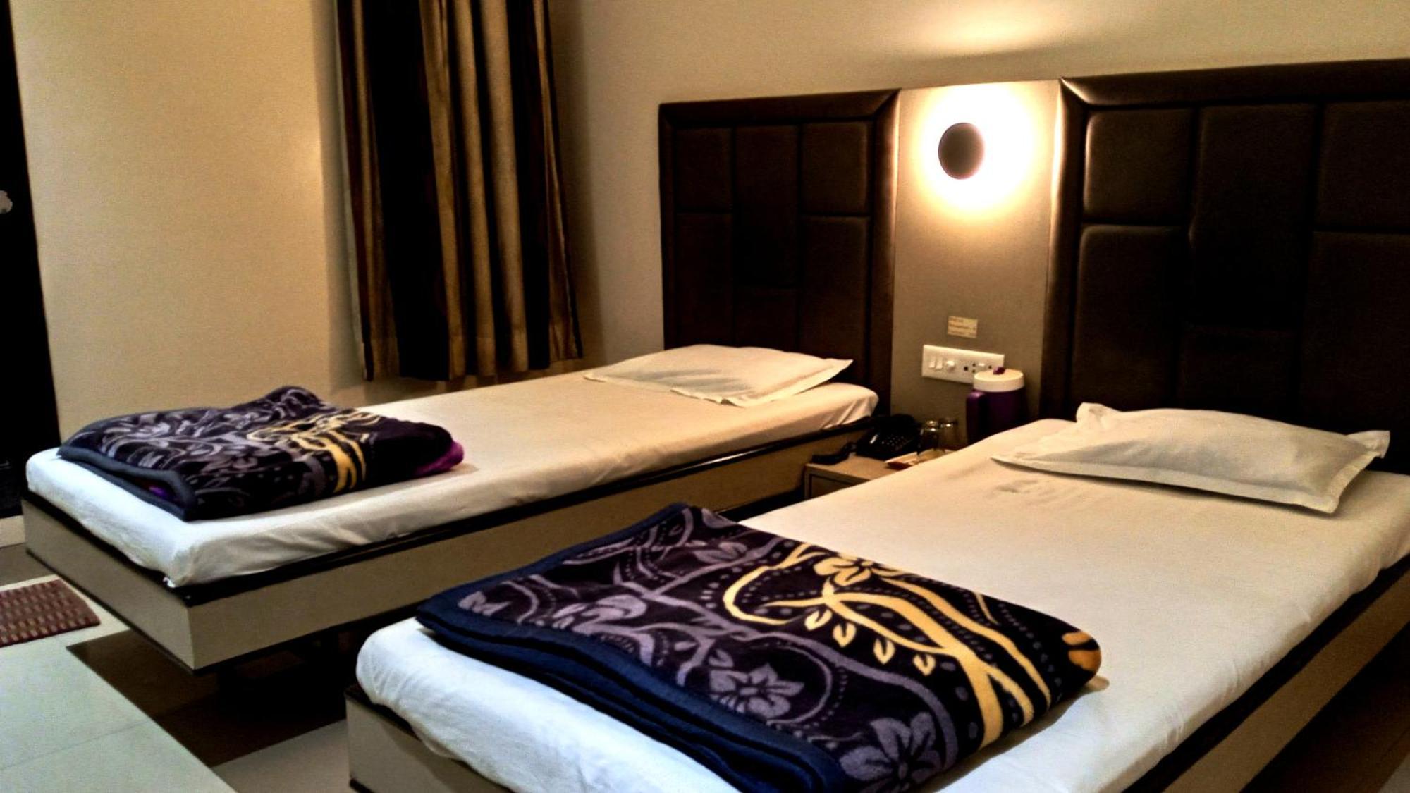 Hotel Ramniwas 贾尔冈 外观 照片