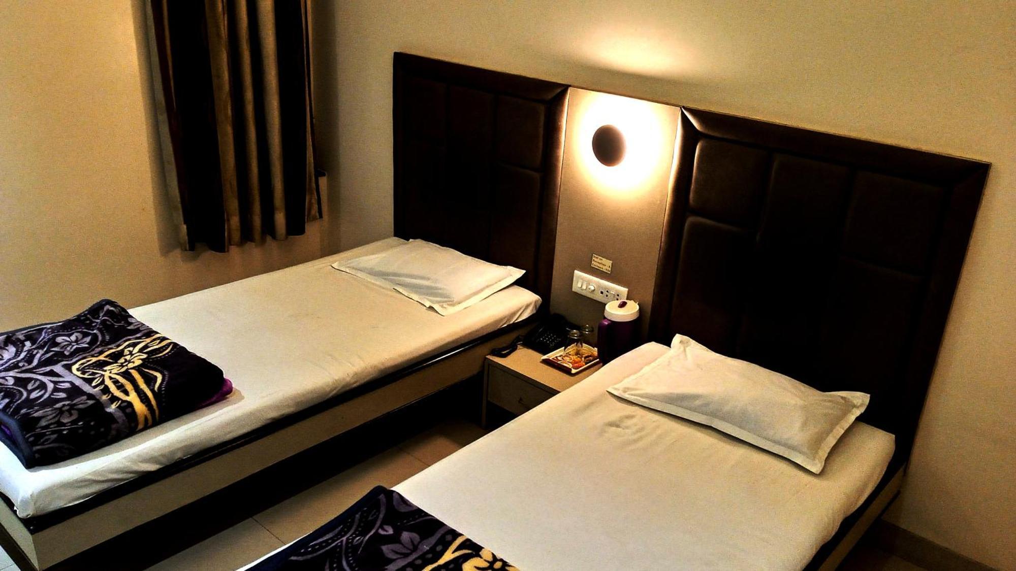 Hotel Ramniwas 贾尔冈 外观 照片