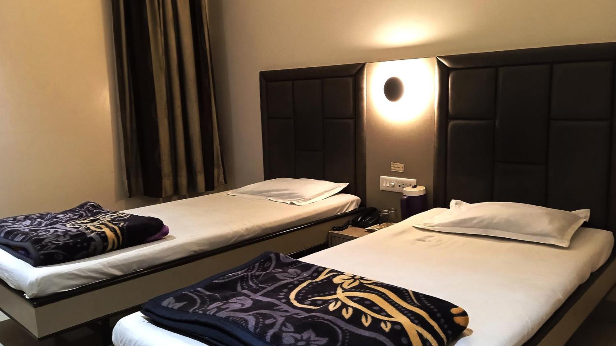 Hotel Ramniwas 贾尔冈 外观 照片